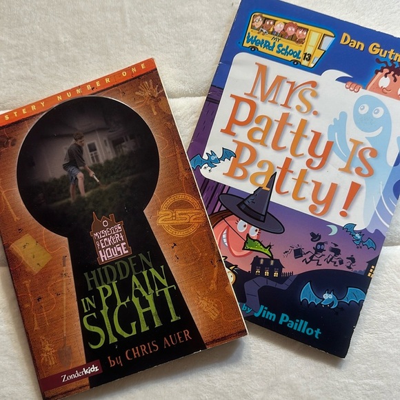 ⭐️2/$$12⭐️ Halloween mystery chapter books - Picture 1 of 7